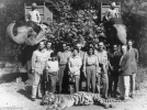 Принц Філіп (ліворуч) і королева Єлизавета (в центрі) після полювання на тигра, в якій вони брали участи в 1961 в якості гостей махараджі Джайпура