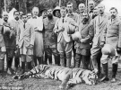 Эдуард VIII (в центре) во время охоты в Непале. 1921