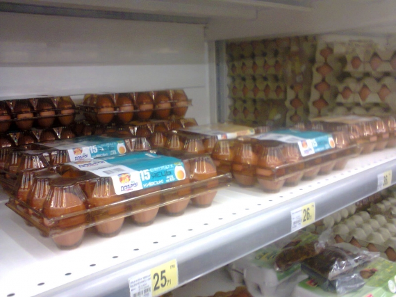 Яйця у столичних супермаркетах подорожчали ще восени. Десяток обійдеться у 13-18 гривень. Упаковка з 15 яєць - від 25 гривень