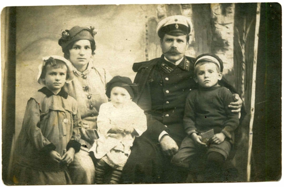 Н.Х.Онацький и его семья: жена Надежда Васильевна, дети - старшая дочь Наталья, средний сын Андрей и младшая дочь Оксана. 1916-1918 гг.