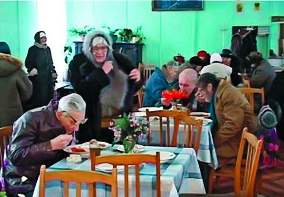 Жителі Луганська безкоштовно обідають у соціальній їдальні. Таких у місті – шість. З 15 грудня вони не працюють, бо керівництво самопроголошеної республіки не виділило грошей на продукти