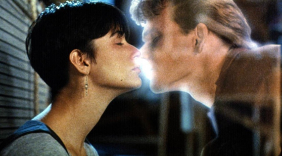 Поцілунок містичний: «Привид». Фільм 1990 року в свій час завоював серця глядачів зворушливою історією і прекрасним акторським складом, а також отримав дві статуетки «Оскар». Крім того, стрічка закінчується найромантичнішим прощальним поцілунком між Патріком Суейзі і Демі Мур.