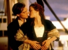 Поцілунок катастрофічний: «Титанік». Сцена з фільму Кемерона, де головні герої цілуються на кормі корабля, - без перебільшення одна з найбільш пам'ятних за всю історію кінематографу. Адже тисячі закоханих і не дуже пар намагалися повторити поцілунок юного Леонардо Ді Капріо і Кейт Уінслет перед небезпекою айсберга.