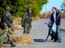 Українські солдати перевіряють місцевих жителів на контрольно-пропускному пункті біля міста Горлівка на Донбасі, 18 вересня 2014 року. 22 грудня прем’єр-міністр Арсеній Яценюк заявив в інтерв’ю німецькій газеті Spiegel, що у війні з Росією загинули близько п'яти тисяч українців – військових і мирних жителів. Проросійські бойовики понад чотири тисячі разів порушили перемир’я, оголошене 5 вересня 2014 року