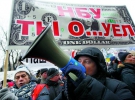 16 грудня біля будівлі Національного банку України зібралися протестувальники. Люди обурені небаченим падінням курсу гривні. На міжбанківському валютному ринку за один долар зараз просять близько 17 гривень. Голова Нацбанку Валерія Гонтарева запевняє, що курс скоро стабілізується, а його стрибки спричинені панічними настроями українців