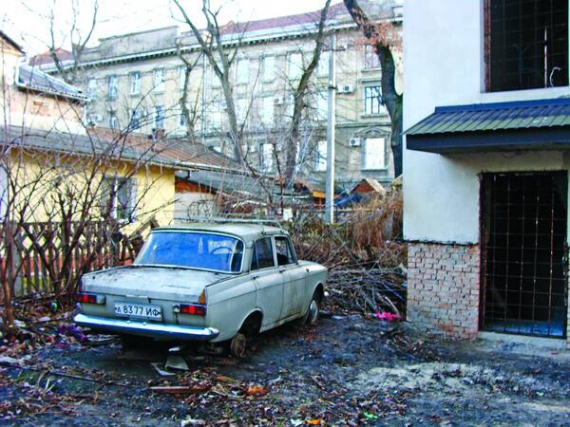 Пакети і сумки з людськими рештками Ігор Вуйців викидав у смітник на вулиці Волчанецькій у центрі Івано-Франківська. Там їх розтягували бродячі собаки