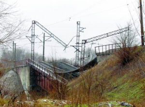 Міст через річку Кальчик у місті Маріуполь на Донеччині підірвали 23 грудня. Через це призупинили рух потягів на залізничний вокзал