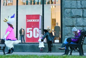 У ­грудні в українських магазинах — розпал святкових знижок. ­Цьогоріч через підвищення курсу ­долара люди активно купують техніку