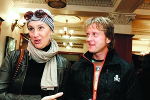 Телеведуча Сніжана Єгорова з письменником та актором Антіном Мухарським побралися у 2006 році. На розлучення він подав 1 липня