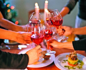 Наливки і десертні вина із м’ясом не поєднуються, бо тоді з’їдене і випите гниє у шлунку і отруює організм. Вино закушують твердим сиром і фруктами