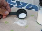2. На ткань насыпьте столовую ложку крупной соли. Особенно хорошо метод работает с морской солью.