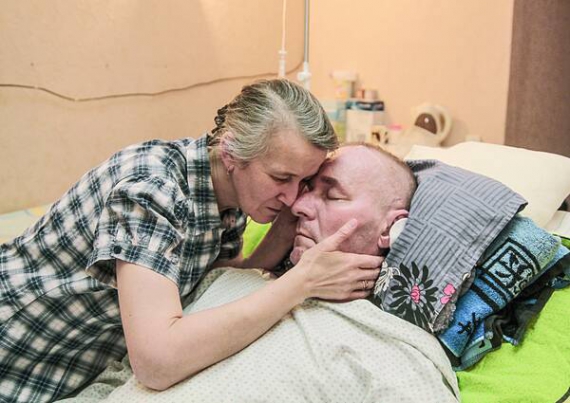 Галина Орленко доглядає чоловіка Віктора в лікарні. Він не приходить до тями, проте чує