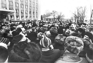 Мітинг біля Чернігівського обкому компартії 7 січня 1990 року. В центрі натовпу — перший секретар обкому Леонід Палажченко