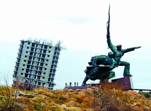 26 грудня в Севастополі намагалися підірвати 16-поверховий будинок. Вибухівку закладали двічі, але багатоповерхівка не впала. Лише похилилася на бік. Дім почали зводити три роки тому. Він був готовий на 70%, мав підведені комунікації. Але виявилося, що на тому місті мав бути одноповерховий продуктовий магазин. Незаконне будівництво зносили за рішенням суду. До підриву готувалися кілька годин. Міліція евакуювала жителів із найближчих вулиць у радіусі кілометра.