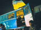 Українські військові сидять в автобусі після обміну полоненими 26 грудня 2014 року