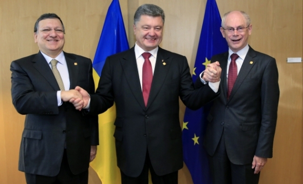Петро Порошенко, президент Єврокомісії Жозе Мануель Баррозу та президент Ради ЄС Герман Ван Ромпей після підписання Угоди
