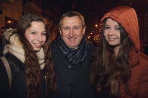 Посол Дещиця фотографується з волонтерами Варшавського Євромайдану. На запитання, чому вони хочуть сфотографуватися з Послом, волонтерки відповідають: “Тому що він — класний!” 