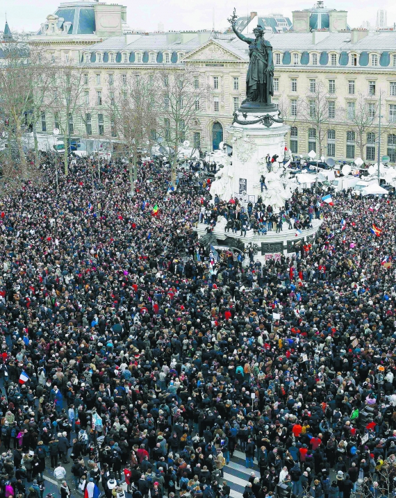 1,6 мільйона людей взяли участь у марші на площі Республіки в центрі Парижа 11 січня. Так вшанували пам’ять 17 загиблих від куль терористів. У столиці живуть 2,2 мільйона людей. Марші відбулися також у Берліні, Відні, Брюсселі та Лондоні