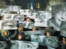 Учасники маршу солідарності тримають постери із зображенням очей убитих терористами працівників французького тижневика ”Шарлі Ебдо” у неділю, 11 січня, на площі Юніон-сквер в американському місті Нью-Йорк