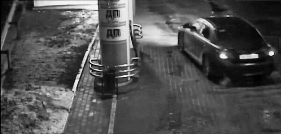 За 36 хвилин до вибуху на заправку ”БРСМ-Нафта” у місті Бровари на Київщині заїхала ”Тойота Кемрі”. Зупинилася біля резервуара з газом, простояла рівно п’ять хвилин і поїхала. Її номерний знак зареєстрований за іншою машиною