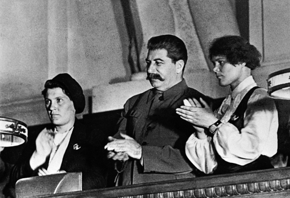 Ангелина (слева) и Демченко со Сталиным на X съезде ВЛКСМ, 1936.