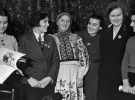 Знатная трактористка Паша Ангелина (2 слева) в перерыве совещания в ЦК ВЛКСМ, фото Ивана Шагина, 14 июля 1936.