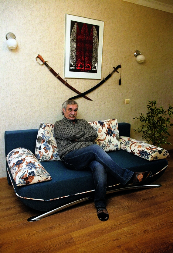 Василь ШКЛЯР, 63 роки, письменник. Народився в селі Ганжалівка Лисяцького району Черкаської області. Батьки – службовці. Пізніше сім’я переїхала до міста Звенигородка на Черкащині. Закінчив філологічний факультет Київського університету. Одночасно за обміном студентів у Єреванському університеті вивчав вірменську мову й літературу. Рік працював науковим співробітником Центрального державного історичного архіву. Завідував відділом прози в журналах ”Ранок” та ”Дніпро”. Видав понад 10 книжок. 1999-го популярність приніс роман ”Ключ”, який витримав 12 перевидань і перекладений кількома мовами. 2009 року вийшов роман ”Залишенець” (”Чорний Ворон”) про боротьбу українських повстанців проти окупаційної влади у 1920-х. Над романом працював 13 років. Через два роки відмовився від Шевченківської премії за книжку – на знак протесту проти антиукраїнської гуманітарної політики тодішньої влади. Згодом у Холодному Яру письменнику вручили народну Шевченківську премію – 260 тисяч гривень. Тираж ”Залишенця” сягнув понад 150 тисяч примірників. Торік видав історичний роман ”Маруся” – про отаманшу Олександру Соколовську, героїню визвольних змагань 1919 року. Твір написаний на основі реальних подій. Живе в Києві. Любить рибалити в селі. Слухає музику Тараса Компаніченка і Тараса Чубая, гурт ”Козак System”. У шлюбі. Дружина Валентина – журналіст. Має 32-річну доньку Наталію Рік тому в київську квартиру Василя Шкляра намагалася зайти з обшуком міліція. На той час був дописаний його останній роман ”Маруся”. Письменник розіслав рукопис друзям