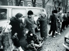 21 січня 1990-го близько півмільйона українців із синьо-жовтими прапорами взялися за руки й утворили ”живий ланцюг” між Києвом і Львовом – це понад 600 кілометрів. Так відзначили 71-у річницю Злуки УНР і ЗУНР. Організував акцію Народний рух України. – Кожен осередок Руху мав повідомити людей, роздати листівки, організувати доїзд на трасу, – розповідає Микола Поровський, 58 років, активіст НРУ з Рівного. Відповідав за ділянку ланцюга між своїм містом і Житомиром. – Влада перешкоджала – не давала замовлені на підприємствах автобуси, розповсюджувала брехливі листівки напередодні. Тисячі людей збиралися у двох місцях біля вокзалу, звідки їх везли приватним автотранспортом. Подекуди траплялися проміжки по 15 метрів, але ми швидко їх заповнювали. На дорогах стояли 2–2,5 години. Далі всі мали роз’їхатися на мітинги по містах. Весь час махали прапорами, співали, вітали проїжджі автомобілі. У місті стояли по тротуарах. Наступного дня жеківці виключили газ і світло у штабі, а міліціонери розбили його