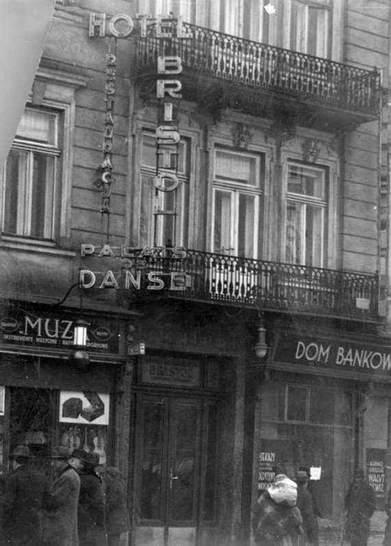 Вертикальна світлова реклама готелю Брістоль на вул. Легіонів (нині – пр-т Свободи ), фото до 1939 року