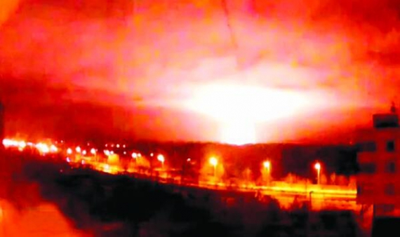 Вночі 15 січня камера відеоспостереження неподалік Донецького аеропорту зафіксувала спалах у вигляді гігантського вогняного гриба біля нового терміналу. Експерти припускають, що терористи застосували російську установку розмінування ”Мете­орит”