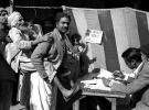 1952. Перші загальні вибори в Індії. Сліпий виборець теж хоче проголосувати