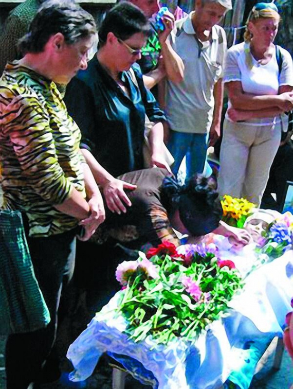 Тетяна Ткаченко з Миколаєва плаче над тілом сина Артема. Матір визнали винною у його загибелі