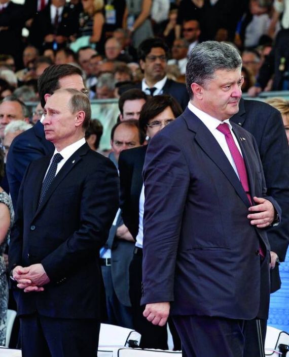 Президент України Петро Порошенко проходить повз Володимира Путіна під час святкувань 70-річчя відкриття другого фронту у Другій світовій війні в Нормандії, 6 червня 2014 року