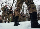 Російські бойовики з чеченського батальйону ”Смерть” під вигуки ”Аллах акбар” – ”Бог великий” – тренуються на території, підконтрольній самопроголошеній ДНР, 8 грудня 2014 року. Кажуть, їхній підрозділ налічує 300 осіб, переважно колишніх військовослужбовців