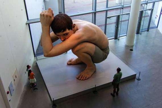 Скульптура ”Хлопчик” Рона Мюека в Музеї сучасного мистецтва в Орхусі заввишки п’ять метрів. Важить 500 кілограмів