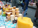 На сільськогосподарському ярмарку неподалік столичного Куренівського парку пасічник із міста Ромни Сумської області продає понад 20 видів меду. За літрову банку править 60–85 гривень