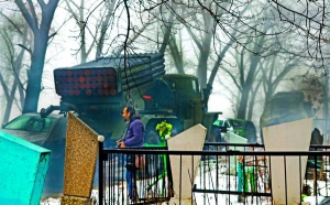 Реактивна установка ”Град” стоїть біля одного з кладовищ Донецька. Бойовики обстрілювали з таких захисників аеропорту і село Піски. 20 січня
