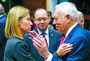 Високий представник ЄС із зовнішньої та безпекової політики Федеріка Моґеріні (ліворуч) розмовляє з міністром закордонних справ Іспанії Хосе Мануель Ґарсія-Марґальо (праворуч) та його румунським колегою Богданом Ауреску (в центрі). Початок зустрічі керівників МЗС країн Євросоюзу в Брюсселі 19 січня 2015 року