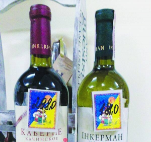 У магазинах Сімферополя продають сірники з вином у подарунок. Так власники намагаються обійти відсутність ліцензії на алкоголь. Пачка сірників, примотана скотчем до пляшки, коштує 130–180 рублів. Це 31,5–44 гривні. Вино продають переважно кримське. Підприємці розповідають, що ліцензії оформляють понад чотири місяці. Раніше робили за тиждень.