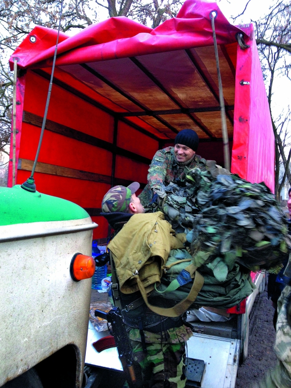 Тарас ЕЛЕЙКО, 41 рік, координатор громадської організації ”Всеукраїнський волонтерський рух” у Львівській області. Народився у Львові. Батьки – робітники. Освіту здобув у Львівській політехніці за спеціальністю – інженер-механік та Львівському національному університеті імені Івана Франка – юрист-правознавець. Підприємець. Має власну юридичну компанію – надає послуги у сфері митного законодавства. З 2010 року – учасник товариства пошуку жертв війни ”Пам’ять”, реконструює історичні бої та знімає історичні фільми власними силами. Щороку проводять близько 20 реконструкцій боїв. Знявся в кількох фільмах. Волонтерством займається 15 років. Переважно адресною допомогою і патронажем над хворими, дітьми з малозабезпечених сімей. Мріє збудувати сиротинець на 10–15 осіб і утримувати його. Із ”Всеукраїнським волонтерським рухом” відправляє допомогу в зону АТО щотижня приватними мікроавтобусами. Дружина Наталя, 33 роки, виховують дітей – 8-річну Анну і на рік молодшу Єлизавету. На фото: Волонтер Тарас Єлейко вивантажує маскувальні сітки українським бійцям. Щоразу під час доставки допомоги в зоні АТО перебуває п'ять-сім днів