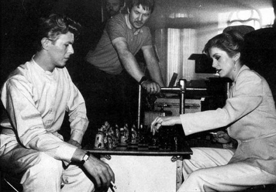 Девід Боуї і Катрін Деньов грають в шахи під час перерви на зйомках фільму «Голод», 1982 р.