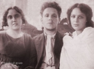 Самуил Маршак с сестрой, Сусанной Яковлевной (слева), и женой, Софией Михайловной (справа), 1912 г. 