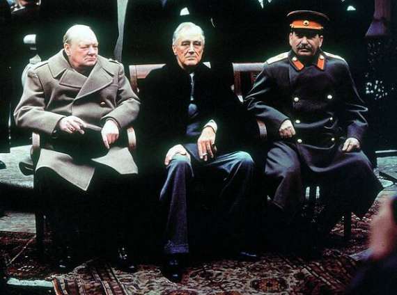 Прем’єр-міністр Великої Британії Вінстон Черчилль, президент США Франклін Рузвельт і голова Ради народних комісарів СРСР Йосиф Сталін позують фотографам під час Ялтинської конференції, лютий 1945 року