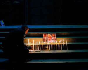 Чоловік запалює свічку під час поминальної церемонії за 6-місячним Сергієм Аветисяном на площі Свободи в Єревані, столиці Вірменії, 20 січня. Тиждень тому російський солдат 18-річний Валерій Пермяков зайшов до будинку його сім’ї в місті Гюмрі. Розстріляв бабу, діда, батьків, заколов штиком 4-річну сестру. Після трьох ударів Сергій вижив. Тиждень перебував у реанімації. Розвинулася легенева, серцево-судинна й ниркова недостатності. Хлопчика тричі оперували. 19 січня його не стало