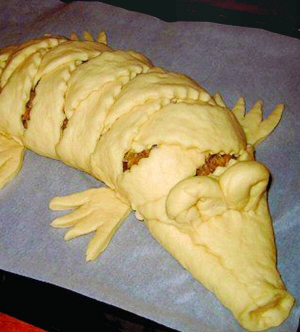 Тісто нарізують ножем смужками три сантиметри завширшки від начинки до країв під кутом 45 градусів. Місця розрізів мають бути паралельні. Смужки тіста викладають на м’ясну начинку навхрест, ніби заплітають косу