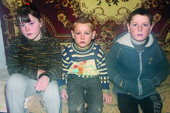 Світлана, Артур і Андрій Токарі (зліва направо) бачили, як батько бив матір. Тепер діти живуть у баби – матері Юлії