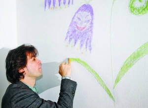 Актор Євген Нищук малює лісові дзвіночки з вірша Павла Тичини у київській квартирі-музеї поета