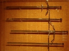Цвайхендер.  Возможно это самый большой меч в истории. Цвайхендером пользовались швейцарские и немецкие пехотинцы. Это двуручный меч, длиной 178 сантиметров и весом около 1.4-6.4 килограммов, хотя стоит отметить, что более крупные мечи использовались только для церемоний. Цвайхендер использовали против пик и алебард, также у этого меча имеется неострая часть лезвия, которая называется рикассо. Именно за рикассо дат боялись и уважали. Свою очередь правительство освобождали их от уплаты налогов. Однако потом цвайхендер стал церемониальным оружием. Существует много сведений о том, что цвайхендер мешал в сражениях.