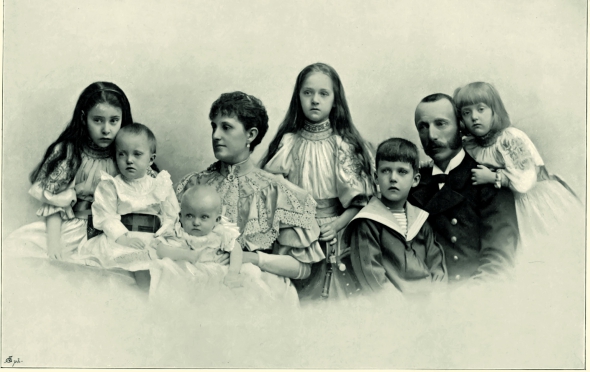 Архикнязь Карл Стефан Габсбурґ (другий праворуч) із родиною, 1896 рік. На руках у дружини Марії Терези – наймолодший із шести дітей син Вільгельм, майбутній Василь Вишиваний  
