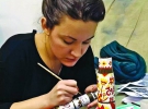 Харківська художниця розмальовує гільзи, що знайшли після боїв на Луганщині. Їх купують для інтер’єру